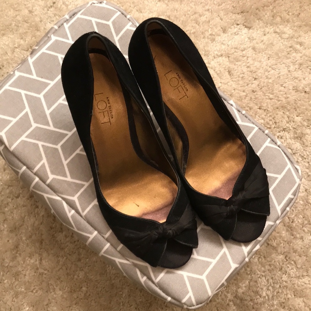 Adorable Ann Taylor LOFT peep toe suede heels